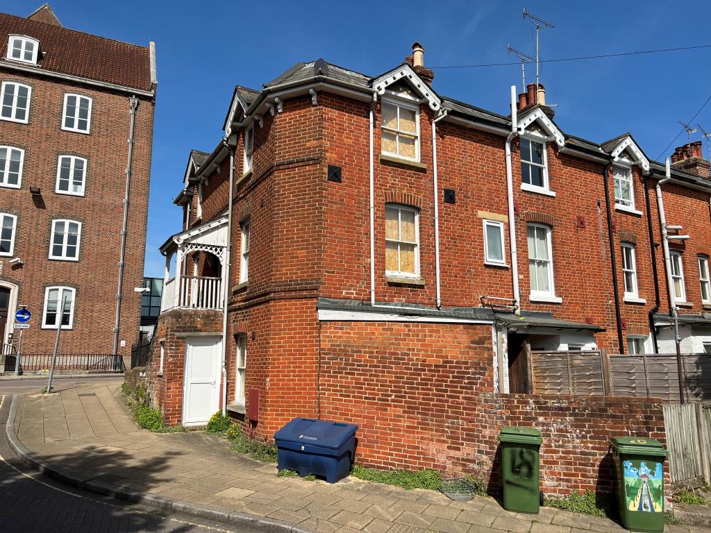 Lot: 110 - FREEHOLD THREE STOREY PROPERTY IN CENTRAL WINCHESTER -